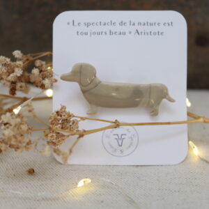 Broche teckel écru